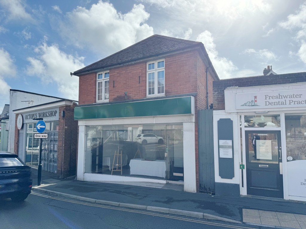 Lot: 39 - FREEHOLD TOWN CENTRE RETAIL UNIT FOR INVESTMENT OR OCCUPATION - Front View of the Building